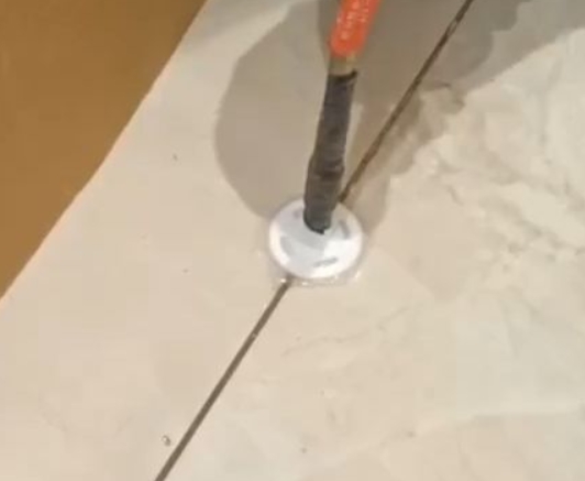 介休瓷砖空鼓维修公司专业解答瓷砖在铺贴过程中，如果没有涂抹均匀到位的粘结材料（如水泥砂浆或瓷砖胶），可能会导致以下问题
